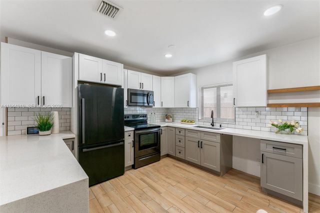 6161 NE 7th Ave, Oakland Park, FL 33334