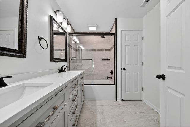 172 E Lakeview Avenue, Round Lake Beach, IL 60073