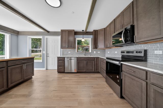 172 E Lakeview Avenue, Round Lake Beach, IL 60073