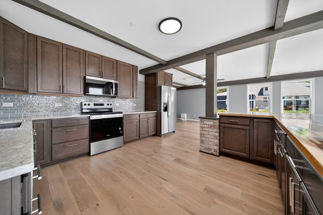 172 E Lakeview Avenue, Round Lake Beach, IL 60073