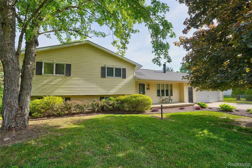 1055 E Hollywood Boulevard, Thetford Township, MI 48420