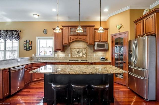 2172 Cherrywood Drive, Clemmons, NC 27012