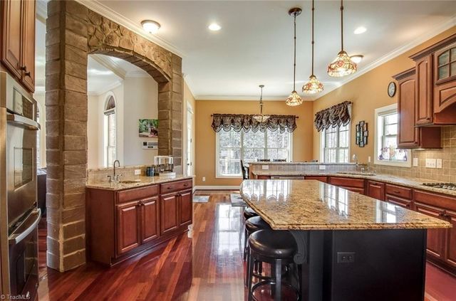 2172 Cherrywood Drive, Clemmons, NC 27012