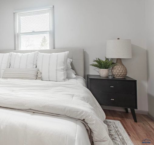 518 E OAKLAND, Rapid City, SD 57701