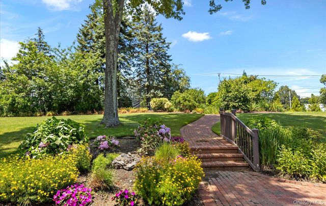 15 Pond Path, Woodbury, NY 11797