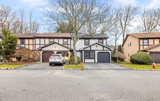 15 Pond Path, Woodbury, NY 11797