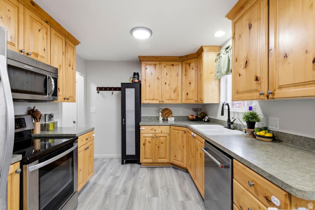 621 PAUL AVE, Layton, UT 84041