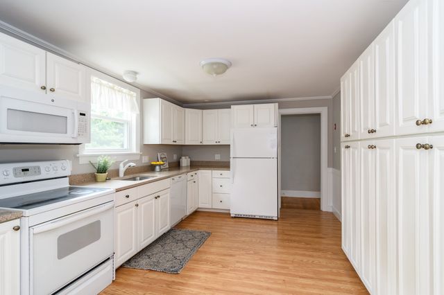 203 Bacon St, Natick, MA 01760