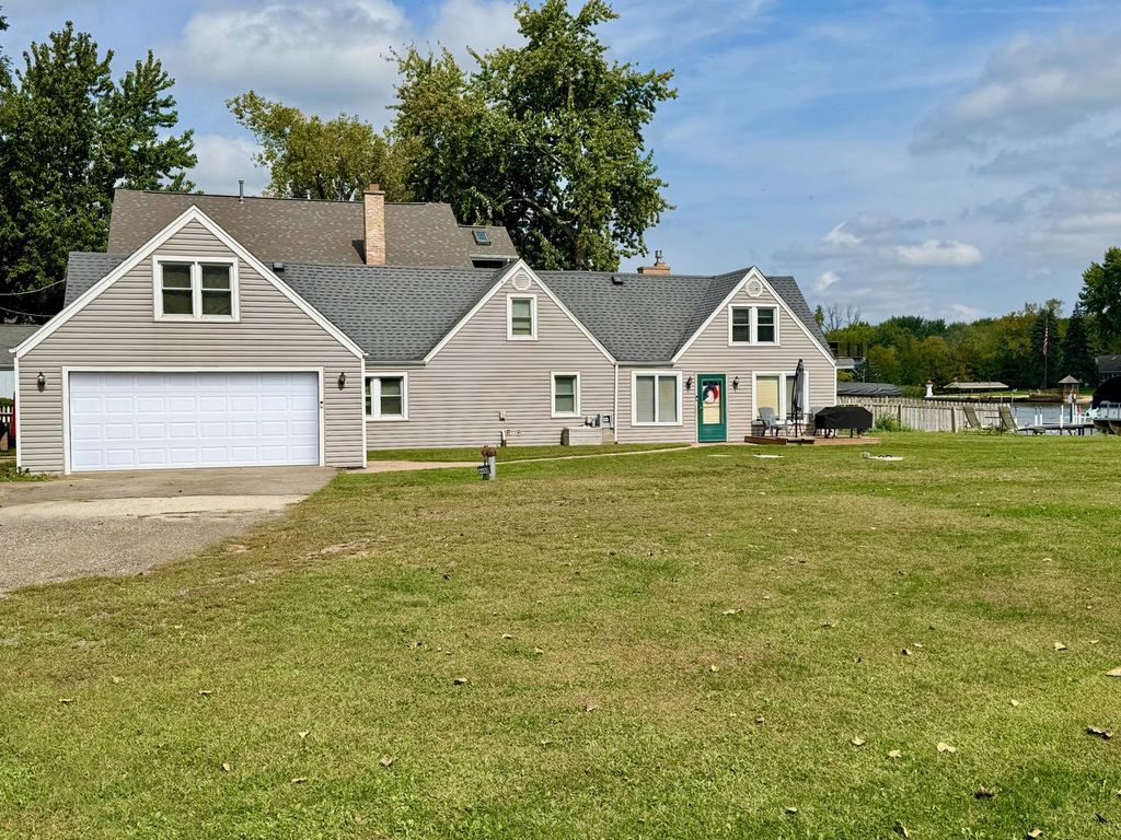 Image 2 of property listing at 4400 Riverside Drive, Crystal Lake, IL 60014