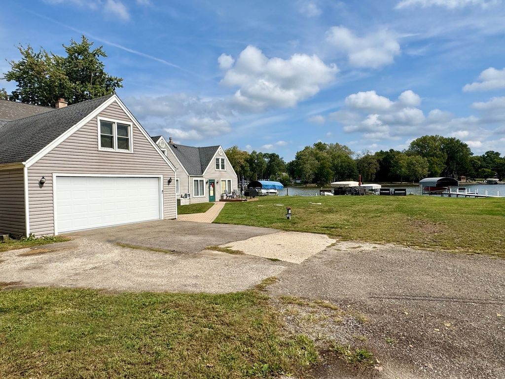 Image 20 of property listing at 4400 Riverside Drive, Crystal Lake, IL 60014