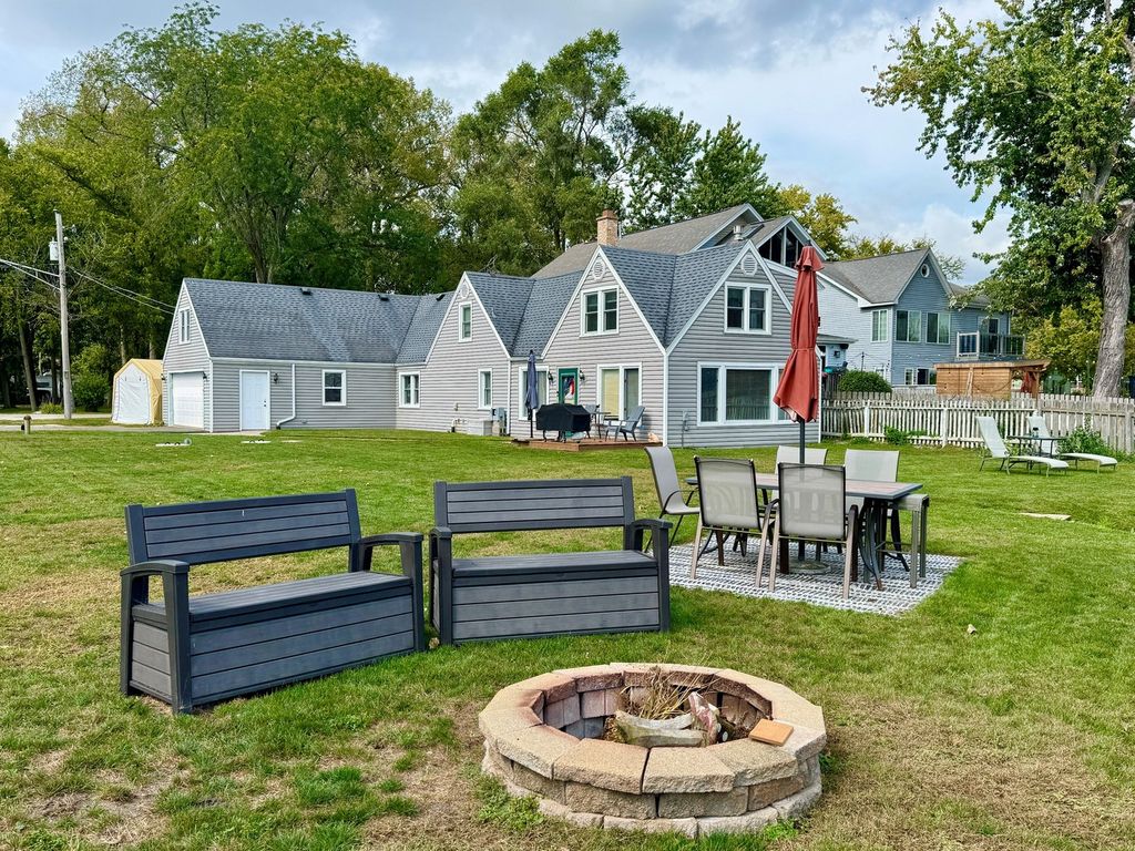 Image 3 of property listing at 4400 Riverside Drive, Crystal Lake, IL 60014