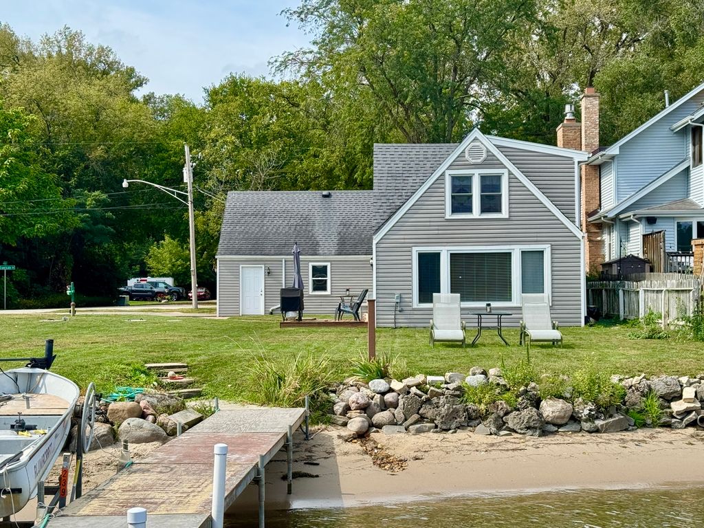 Image 4 of property listing at 4400 Riverside Drive, Crystal Lake, IL 60014