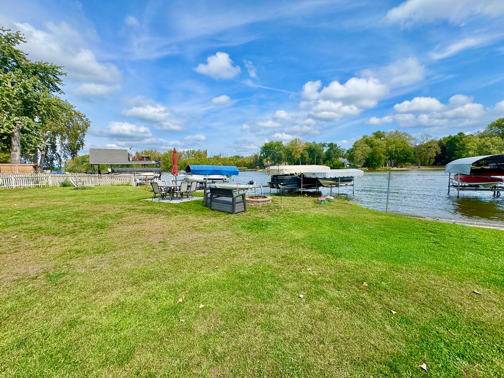 Image 5 of property listing at 4400 Riverside Drive, Crystal Lake, IL 60014
