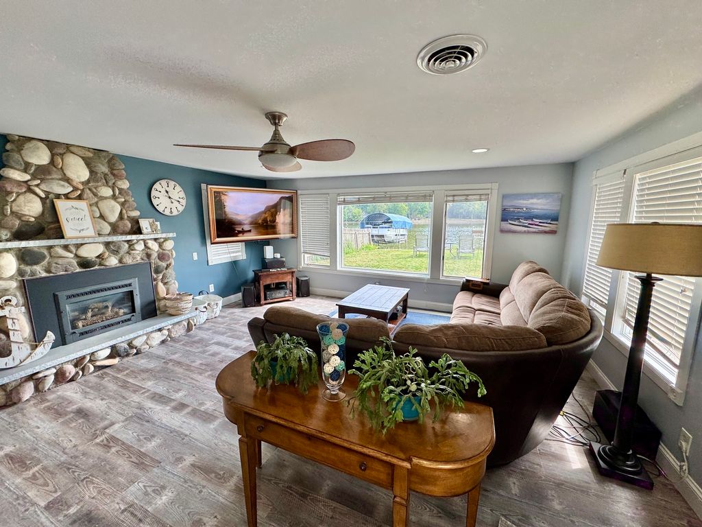 Image 6 of property listing at 4400 Riverside Drive, Crystal Lake, IL 60014