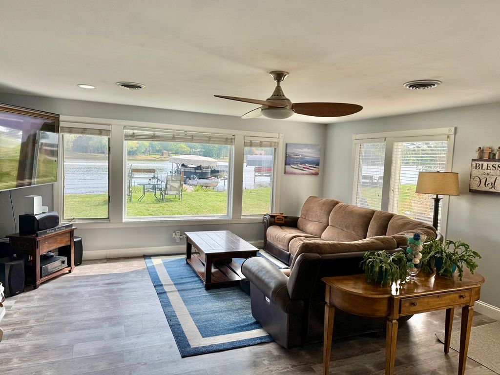 Image 7 of property listing at 4400 Riverside Drive, Crystal Lake, IL 60014