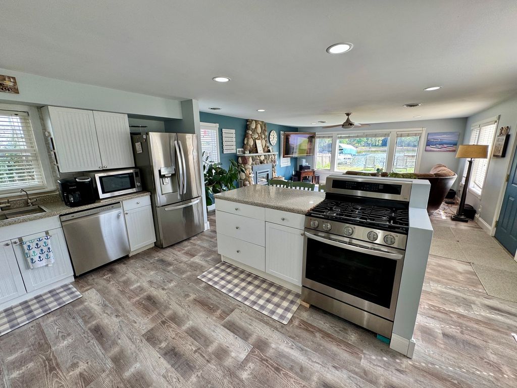 Image 8 of property listing at 4400 Riverside Drive, Crystal Lake, IL 60014