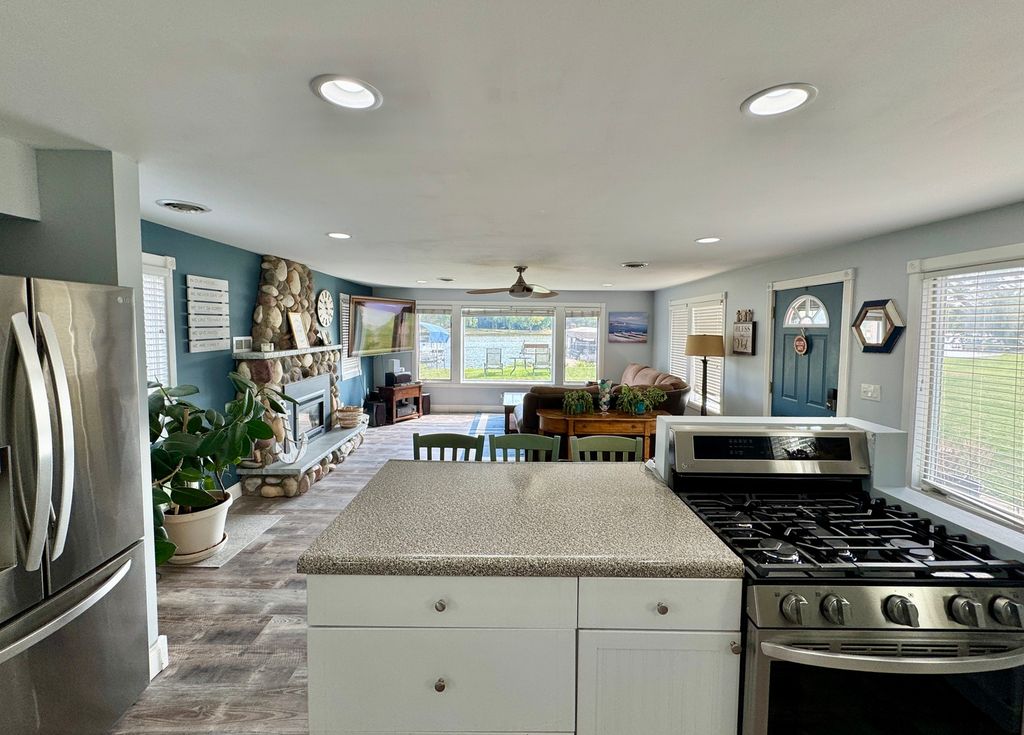Image 9 of property listing at 4400 Riverside Drive, Crystal Lake, IL 60014