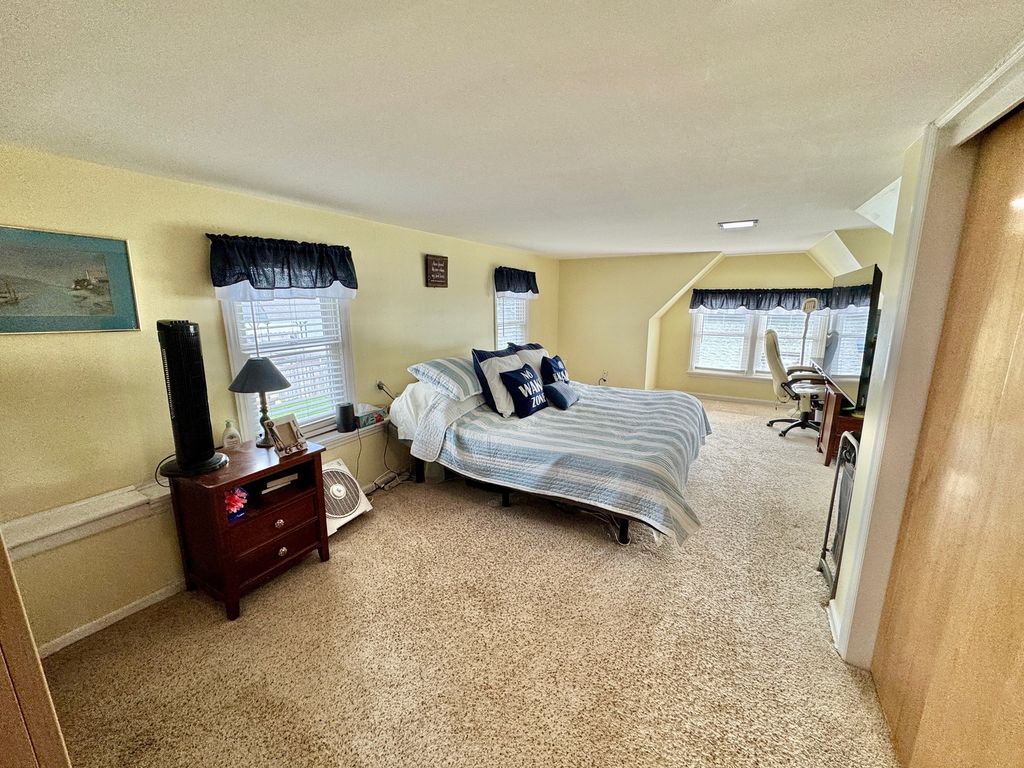 Image 10 of property listing at 4400 Riverside Drive, Crystal Lake, IL 60014