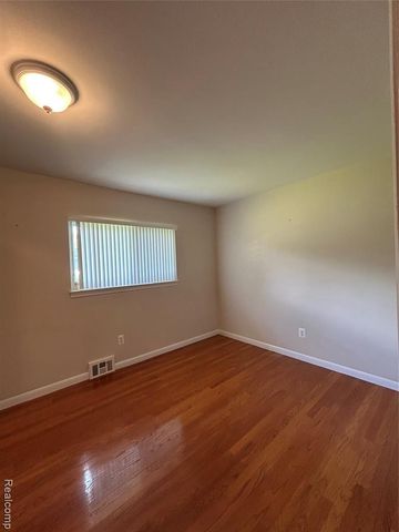 129 Pleasant Lake Drive, Waterford, MI 48327