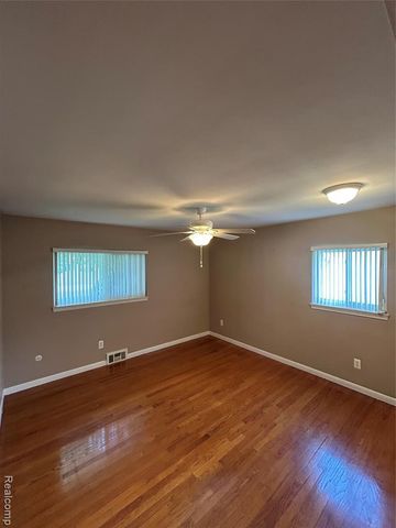 129 Pleasant Lake Drive, Waterford, MI 48327