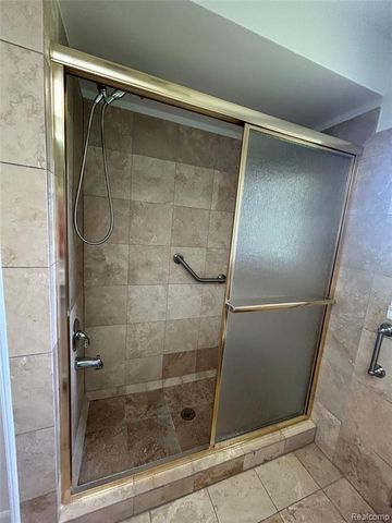 129 Pleasant Lake Drive, Waterford, MI 48327