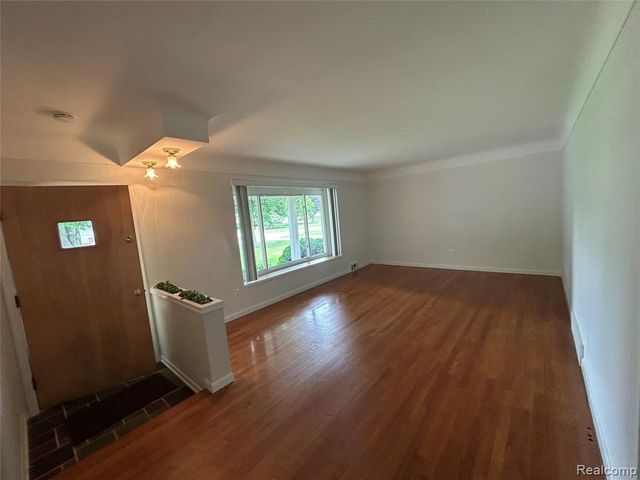 129 Pleasant Lake Drive, Waterford, MI 48327