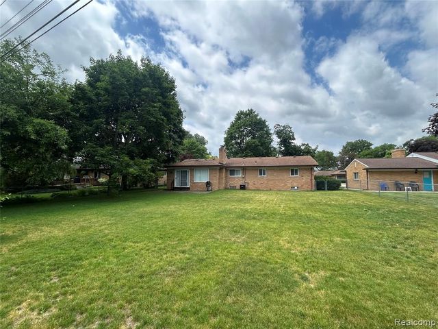 129 Pleasant Lake Drive, Waterford, MI 48327