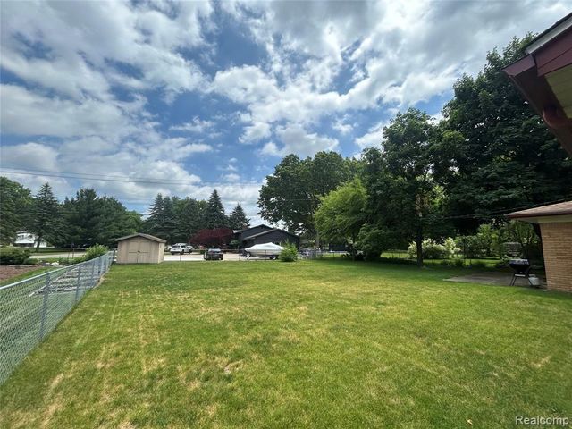 129 Pleasant Lake Drive, Waterford, MI 48327