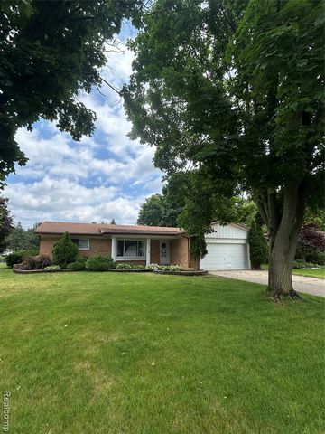 129 Pleasant Lake Drive, Waterford, MI 48327