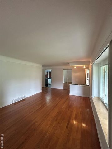 129 Pleasant Lake Drive, Waterford, MI 48327