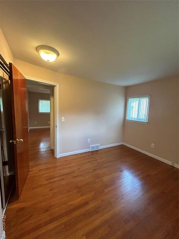 129 Pleasant Lake Drive, Waterford, MI 48327