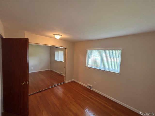 129 Pleasant Lake Drive, Waterford, MI 48327