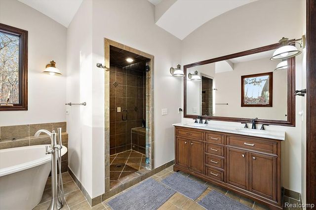 3412 Timberlake Drive, Walled Lake, MI 48390