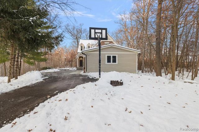 3412 Timberlake Drive, Walled Lake, MI 48390