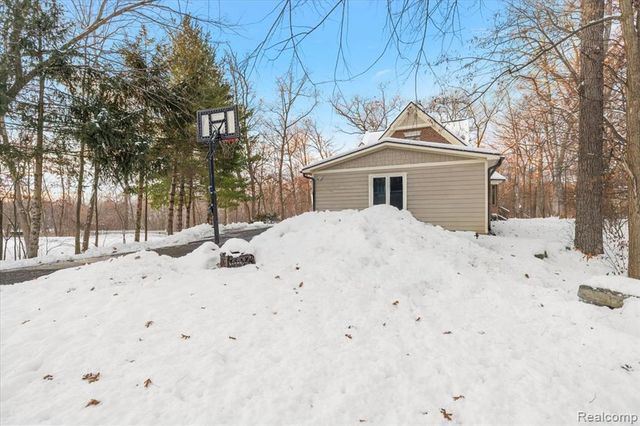 3412 Timberlake Drive, Walled Lake, MI 48390