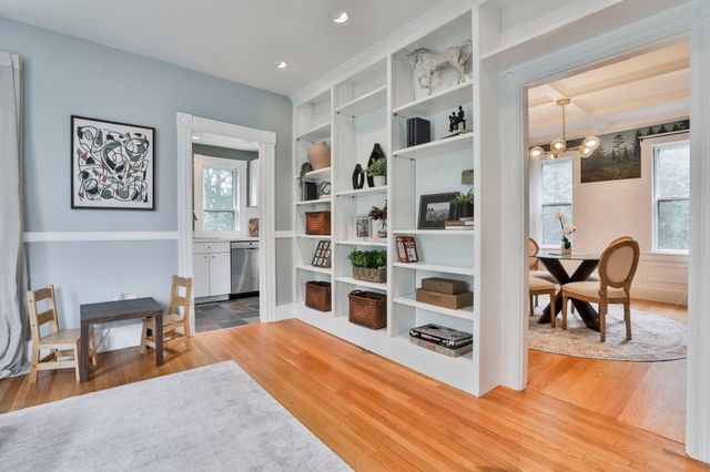 4 Hillside Ave, Wakefield, MA 01880