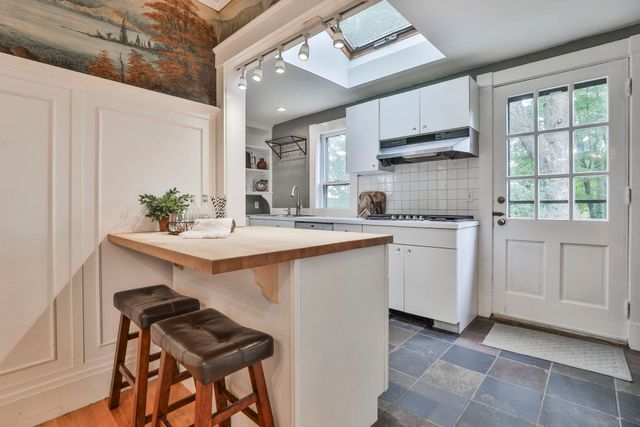 4 Hillside Ave, Wakefield, MA 01880
