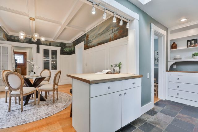 4 Hillside Ave, Wakefield, MA 01880