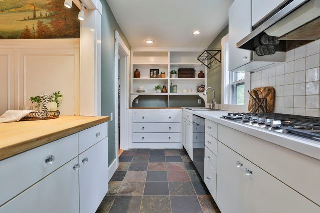 4 Hillside Ave, Wakefield, MA 01880