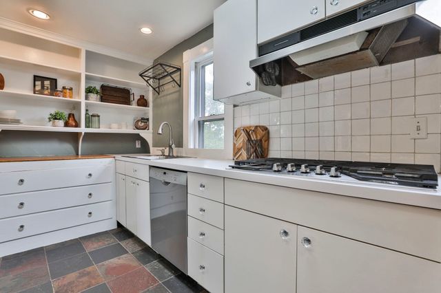 4 Hillside Ave, Wakefield, MA 01880