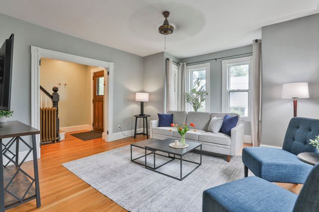 4 Hillside Ave, Wakefield, MA 01880