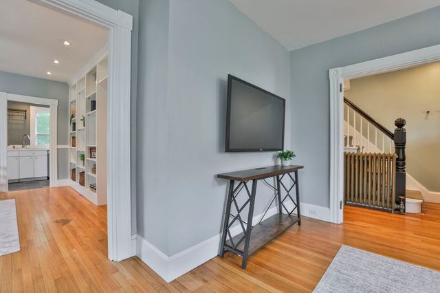 4 Hillside Ave, Wakefield, MA 01880