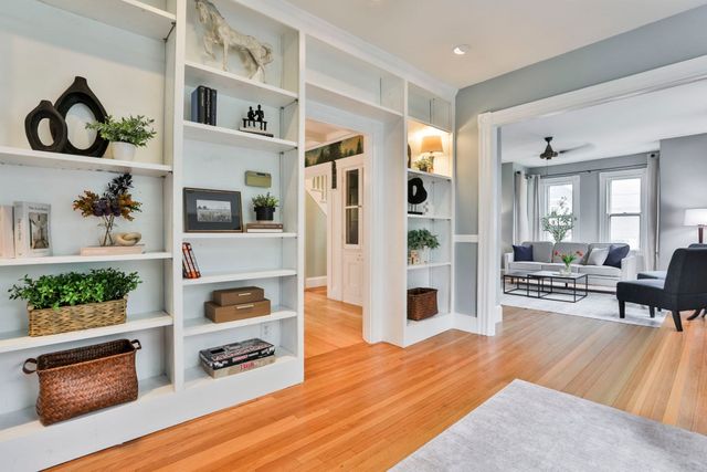 4 Hillside Ave, Wakefield, MA 01880