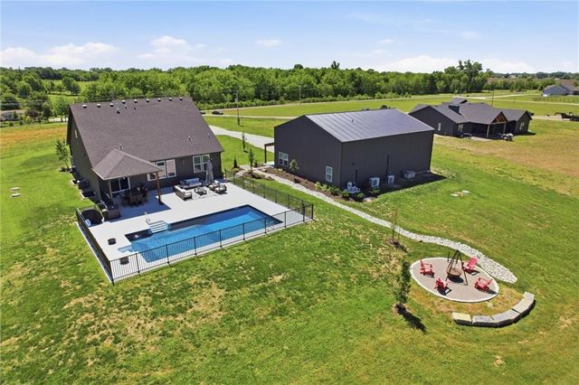 20143 Tonganoxie Drive, Tonganoxie, KS 66086