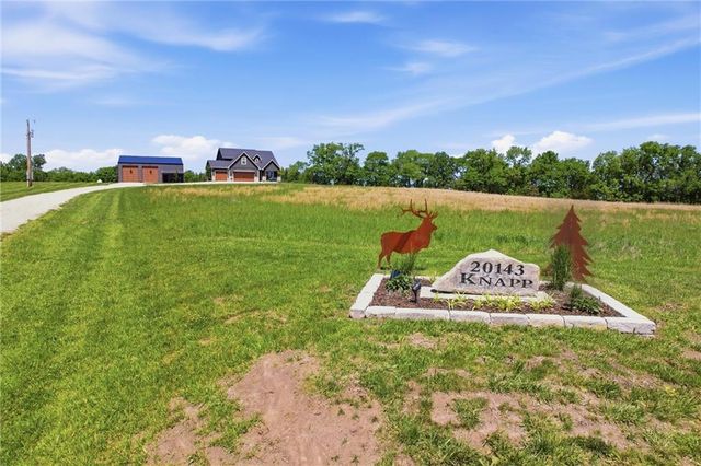 20143 Tonganoxie Drive, Tonganoxie, KS 66086