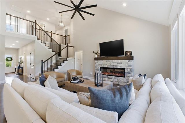 20143 Tonganoxie Drive, Tonganoxie, KS 66086