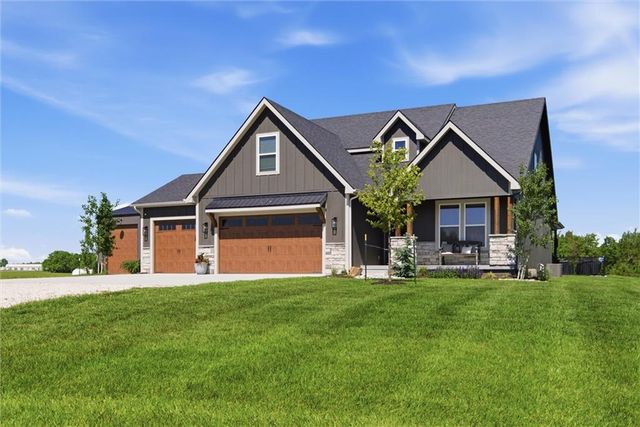 20143 Tonganoxie Drive, Tonganoxie, KS 66086