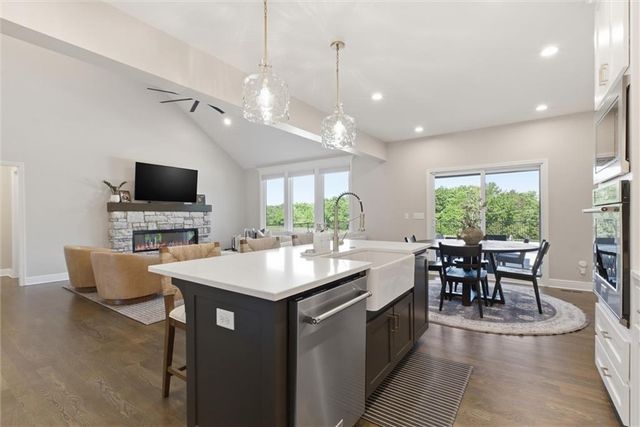 20143 Tonganoxie Drive, Tonganoxie, KS 66086