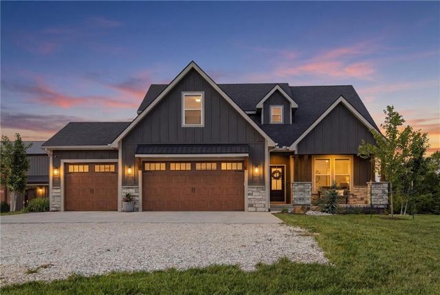 20143 Tonganoxie Drive, Tonganoxie, KS 66086