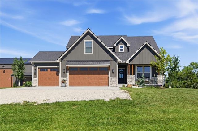 20143 Tonganoxie Drive, Tonganoxie, KS 66086